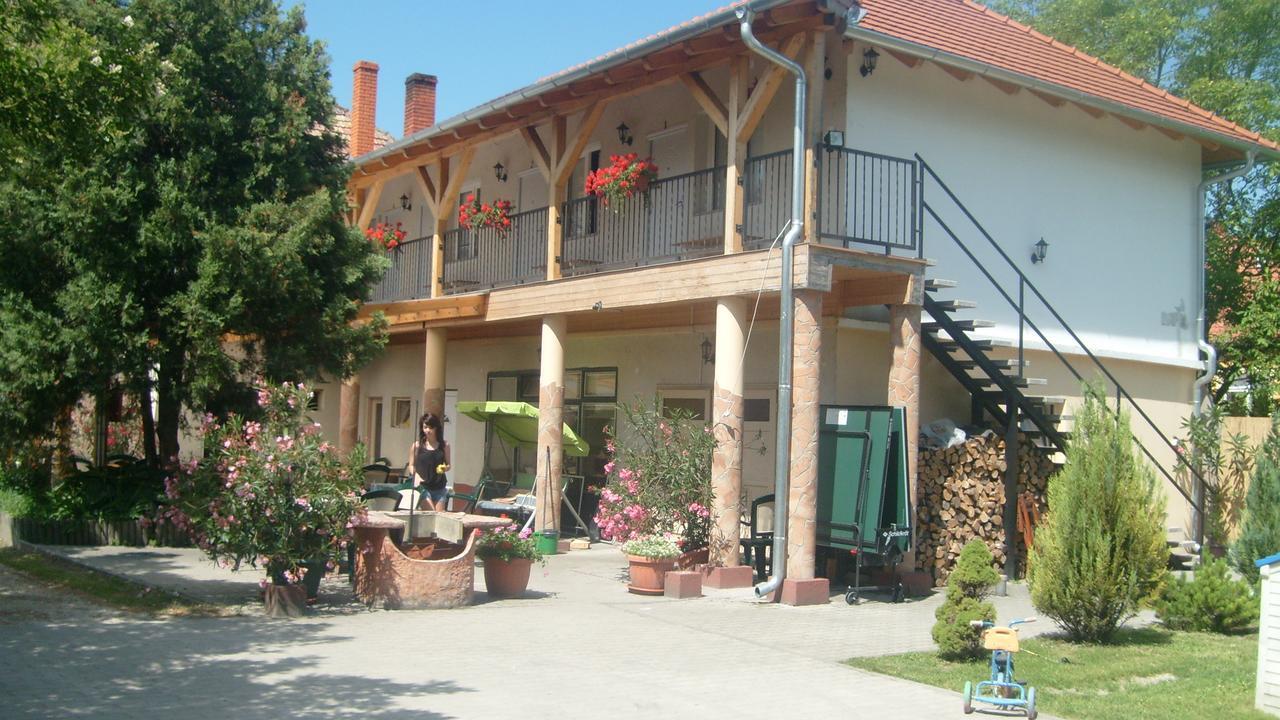 Harsfavirag Vendeghaz Bed & Breakfast Pápa Dış mekan fotoğraf